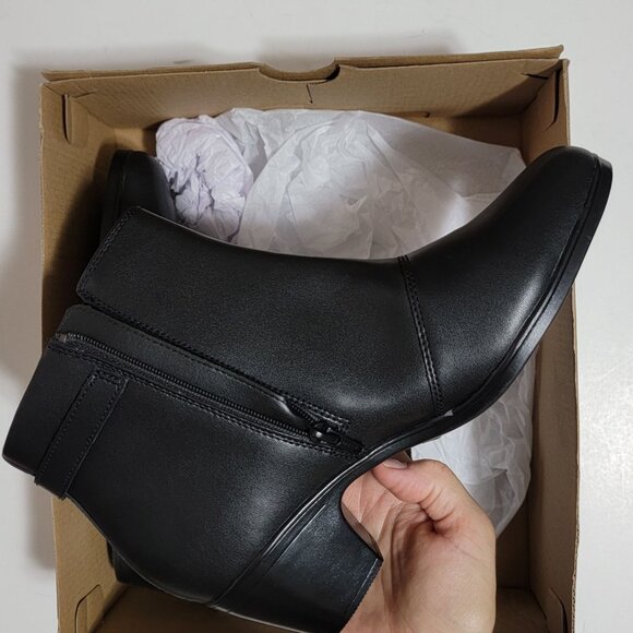 Clarks Emily2 Belle Ankle Boots Womens 10 Black Classic Chic MInimalist Comfort - Picture 3 of 6